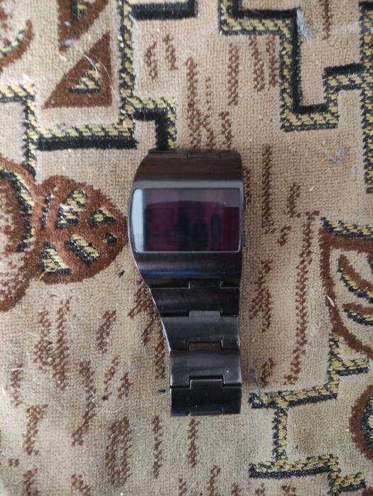 Продам электронные  часы