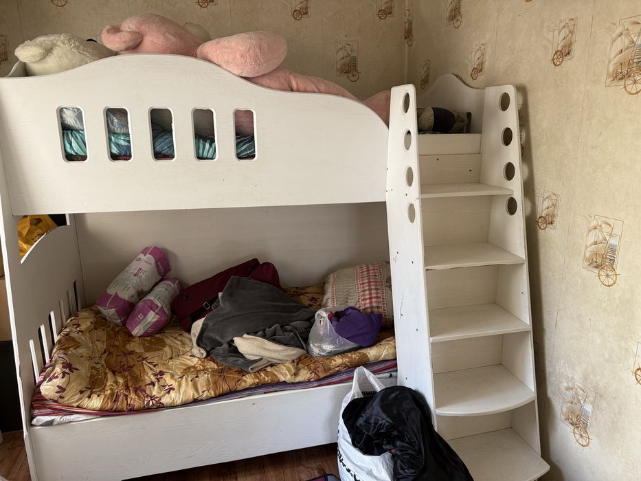 Детская двухярусная кровать, комод, парта