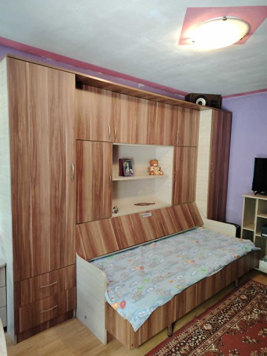 Vand mobila de camera cu pat incorporat