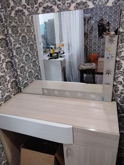 Продам туалетный столик с пуфиком