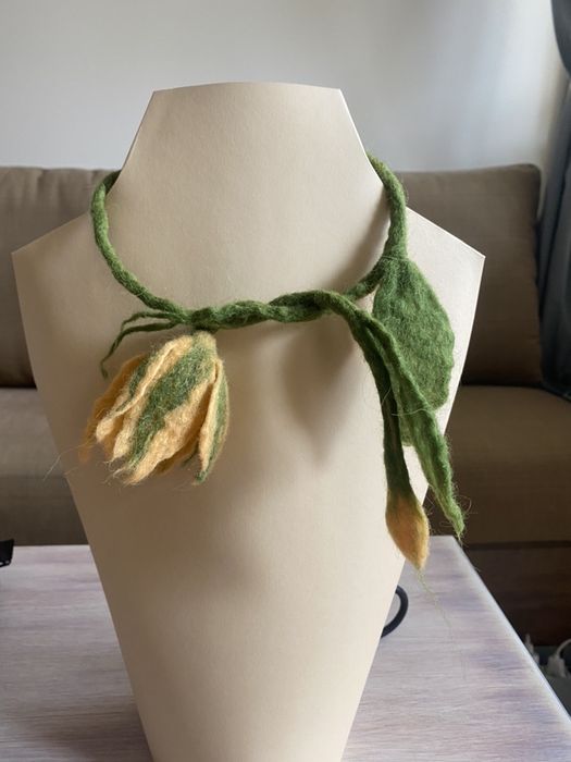 Ръчно озработени украшения от естесвена вълна