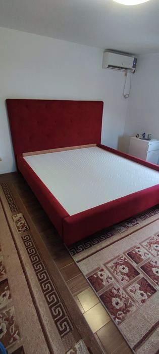 Pat matrimonial tapițat cu somiere din lemn masiv