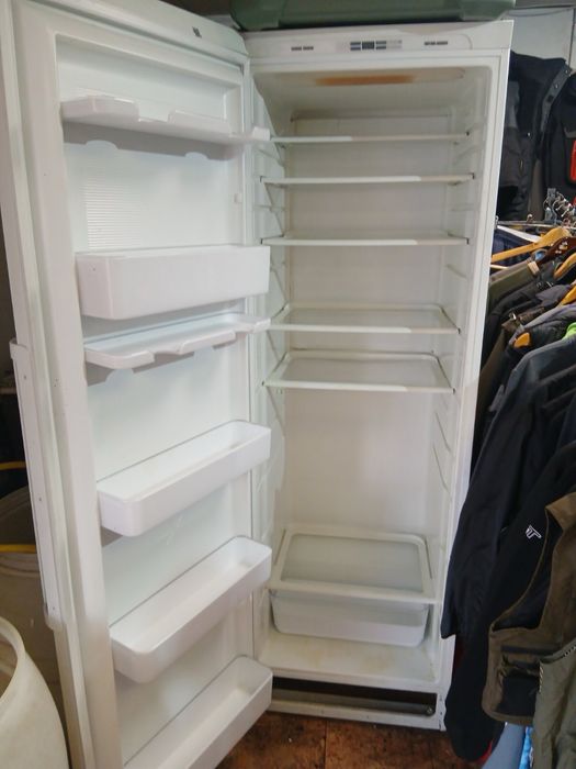 Голям хладилник без фризер, подходящ за заведения и магазини