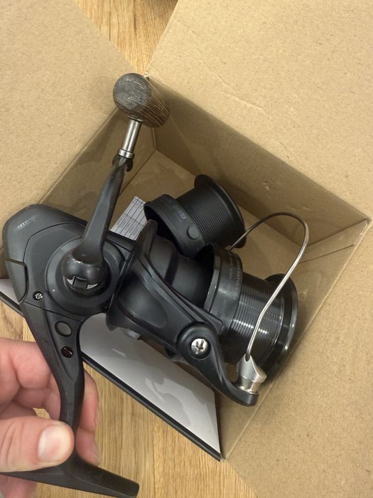 Mulineta Okuma Custom Black CB-60, cu cutie