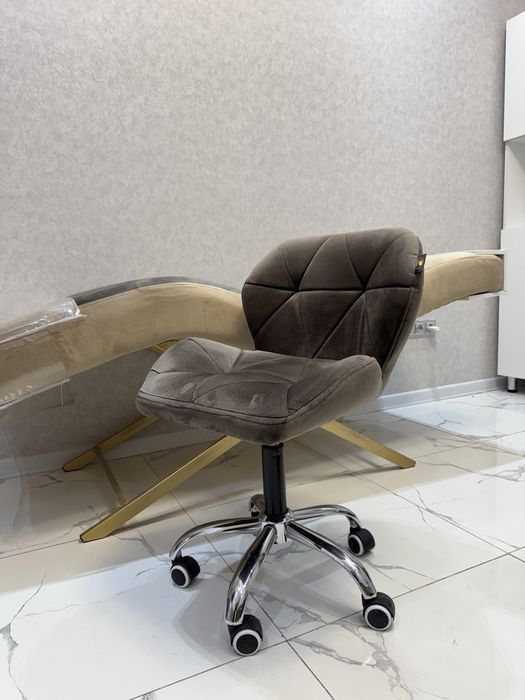 Полностью продается мебель для салона красоты.