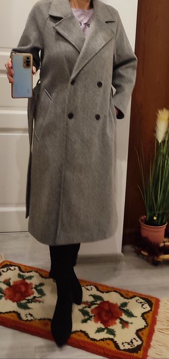 Pardesiu model deosebit petrecut si buzunare laterale, gri deschis