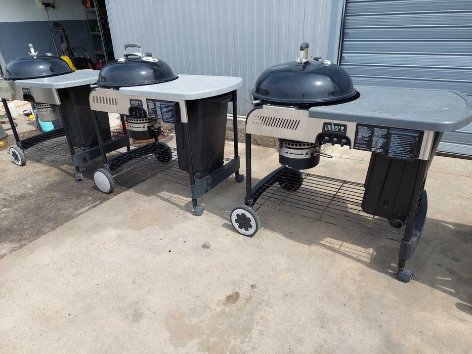 Барбекюта  на дървени въглища Weber