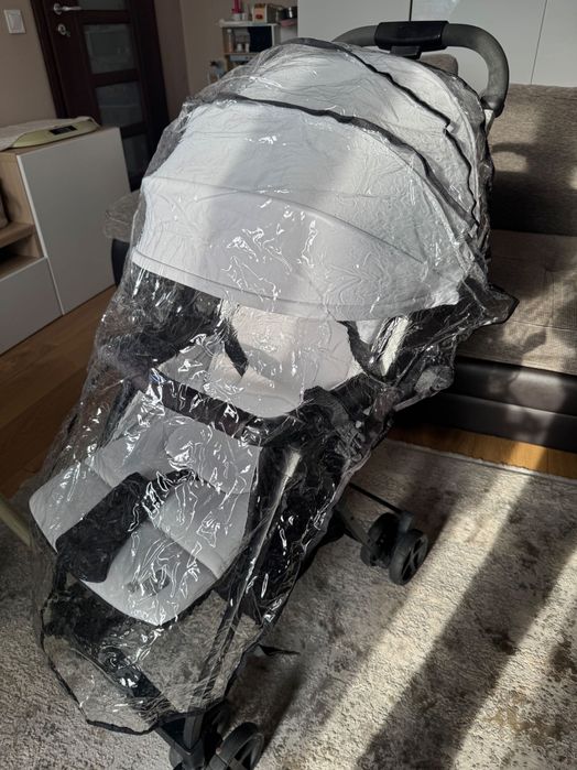 Лятна количка Chicco Ohlala + дъждобран - тежи само 3.8 кг