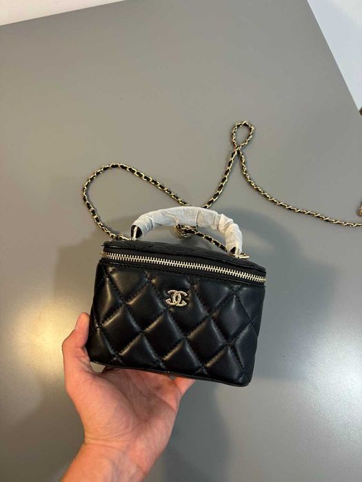 Geanta Chanel vanity case neagra matlasata lant auriu