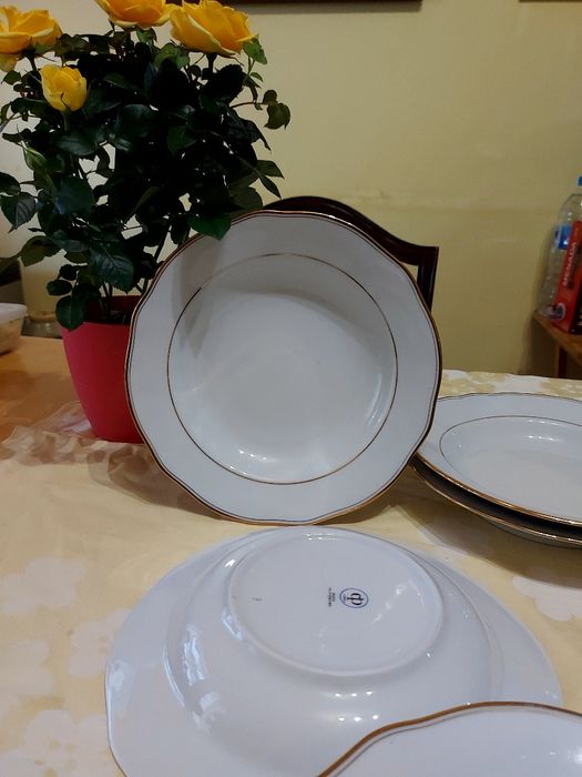 Порцеланови чинии дълбоки със златен кант