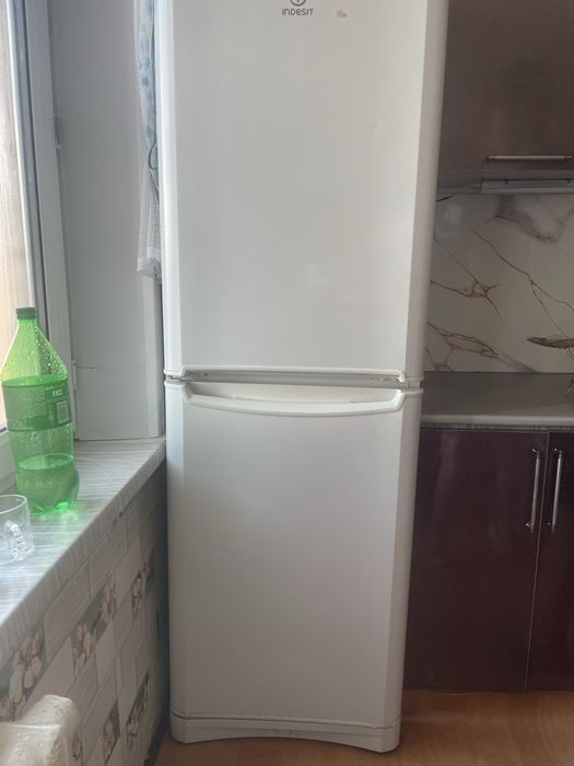 продам холодильник indesit