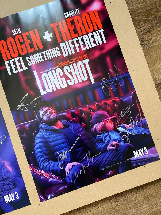 Postere Long Shot cu autografe semnate de Charlize Theron, Seth Rogen