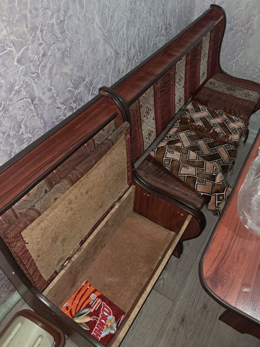 Стол,диван,шкаф.