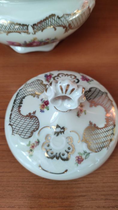 Голяма немска барокова захарница с цветя и злато