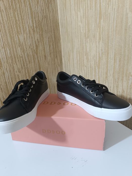 Женские кроссовки