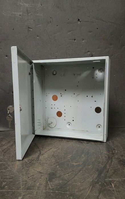 металлический распределительный щит, ящик