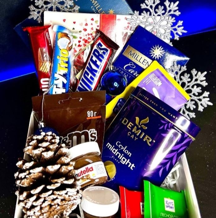 Meva va har hil savatlar yangi yil bayrami uchun