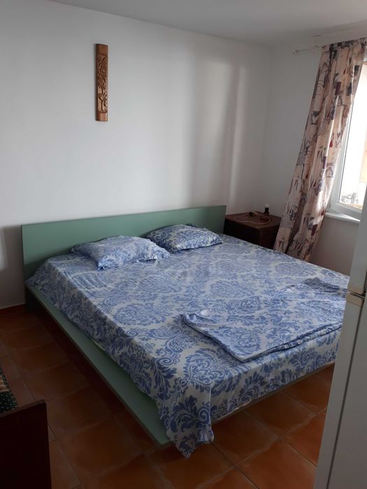 Спални и легла с матраци, маси-тоалетки от чам масив