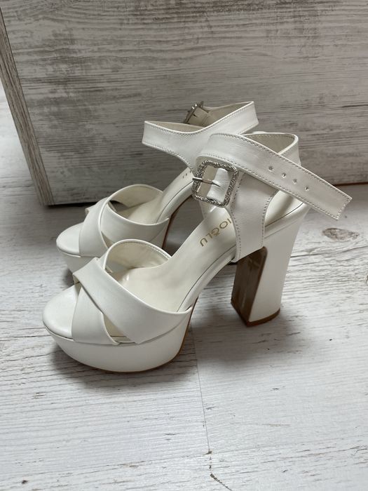 Дамски сандали на висок ток