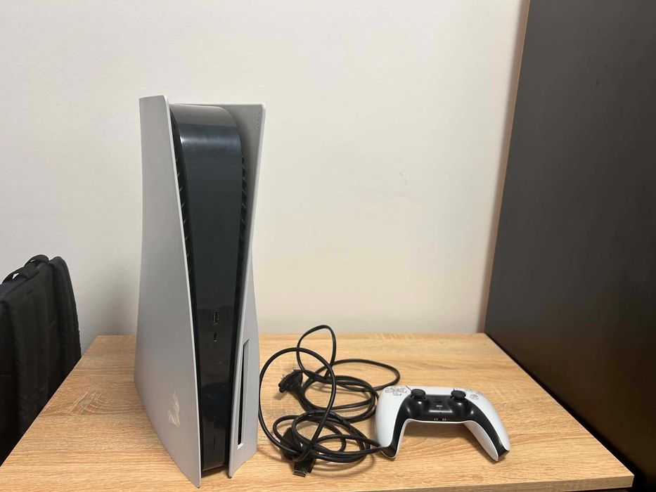 Vând PS5 cu disc, God of War Ragnarok 825GB și un DualShock