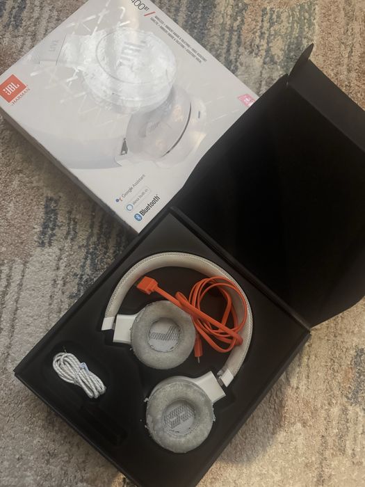 Слушалки  безжични JBL ползвани са малко, но по някаква причина кожата