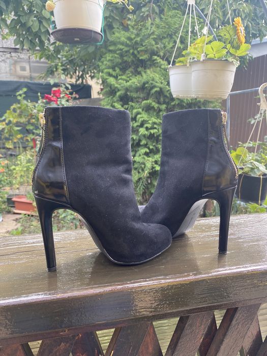 Botine cu toc si fermoar la spate Stradivarius marimea 35