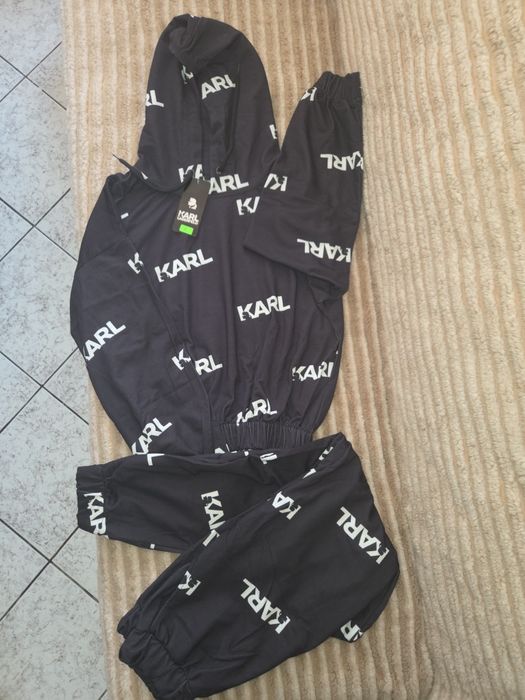 Продавам нов дамски памучен екип с бродирано лого -размер-М/Л