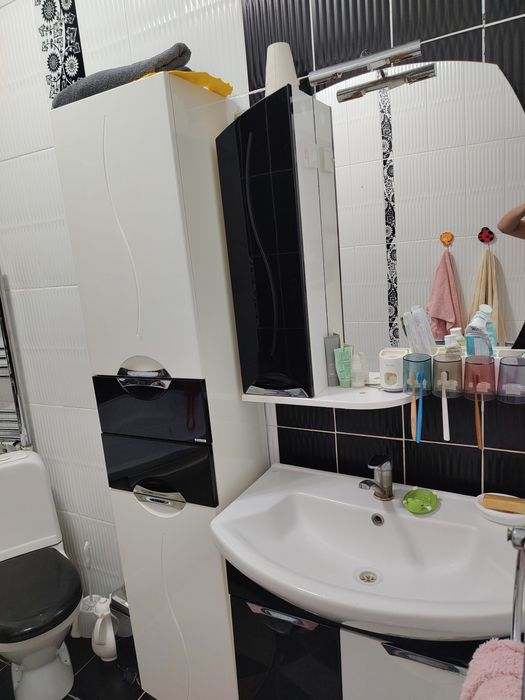 Ванной раковина и шкаф унитаз