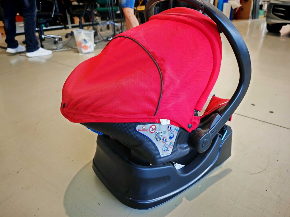 Scaun auto bebe Chicco rosu 0-13 kg cu baza, centura 5 puncte