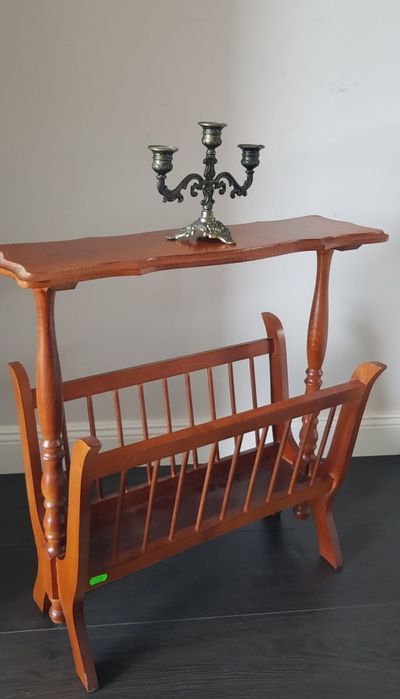 Măsuță veche pentru cafea și ziare/reviste