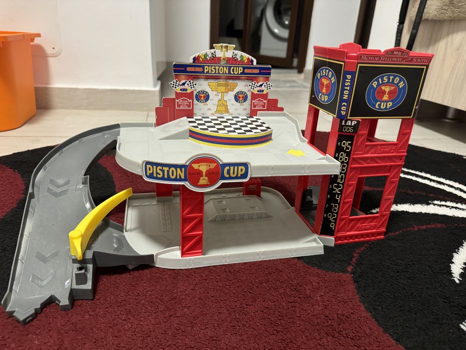 Garaj Disney/Pixar Cars Piston Cup Racing Garage