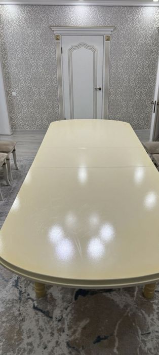 Стол стулясымен.