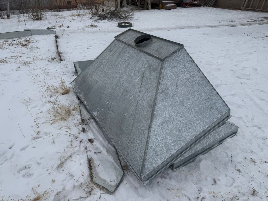 Зонты вытяжки, лабораторные, б/у.