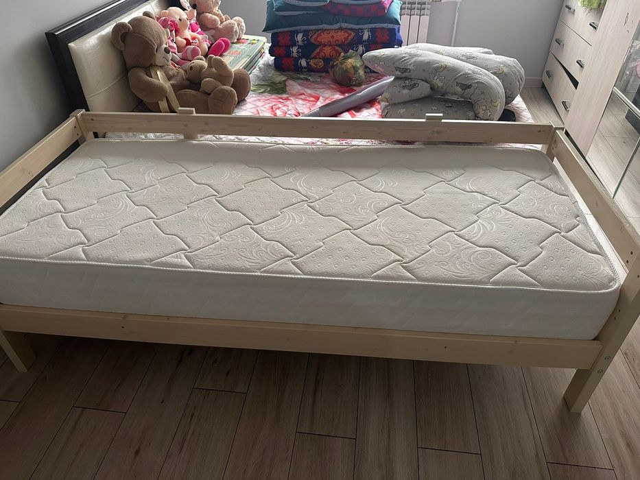 Кровать с матрасом