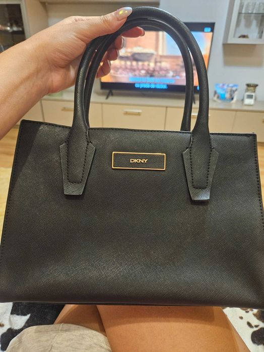 Poseta neagra de piele DKNY