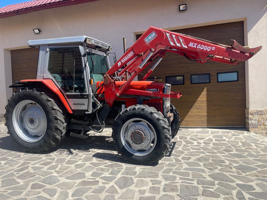Tractor Massey Ferguson cu încărcător frontal