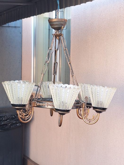 Vând  lustră  vintage la prețul  de 500 de lei.