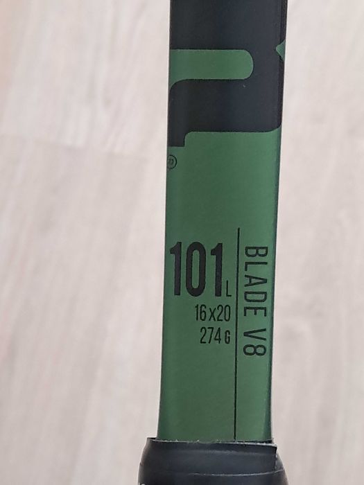 Vând rachetă de tenis