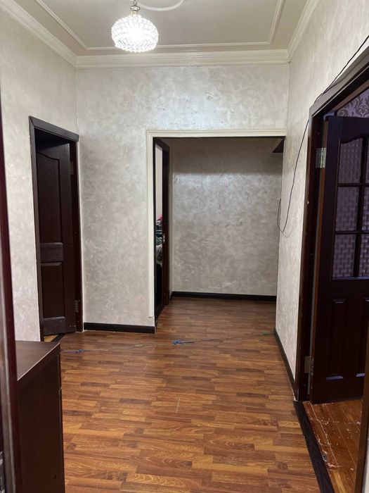 Продаётся 3/5/5 на Карасу-6. Среднее состояние. 78 м2. Балкон 2х6