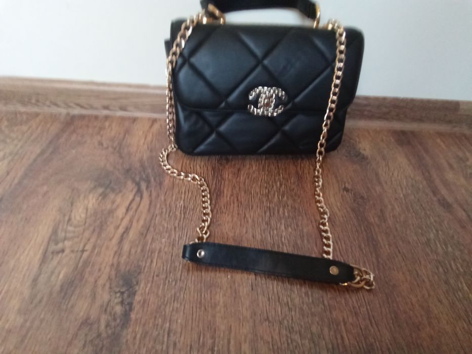 Дамски маркови чанти Chanel   и  Guess, изключително запазени