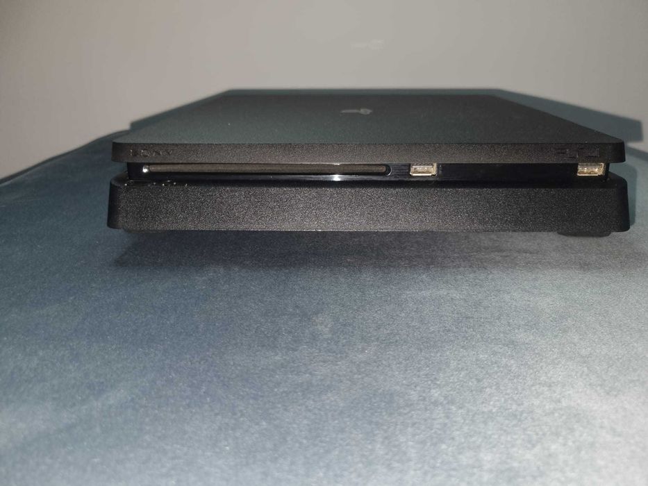 Ofer spre vanzare acest Playstation 4 Slim