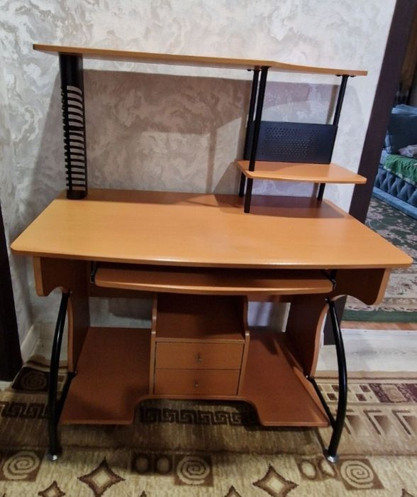 Продам компьютерный стол