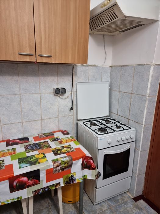 Închiriez garsoniera