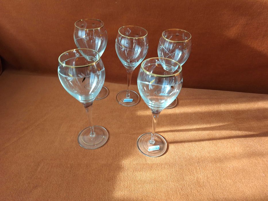 Lot format din 5 pahare de vin aurii