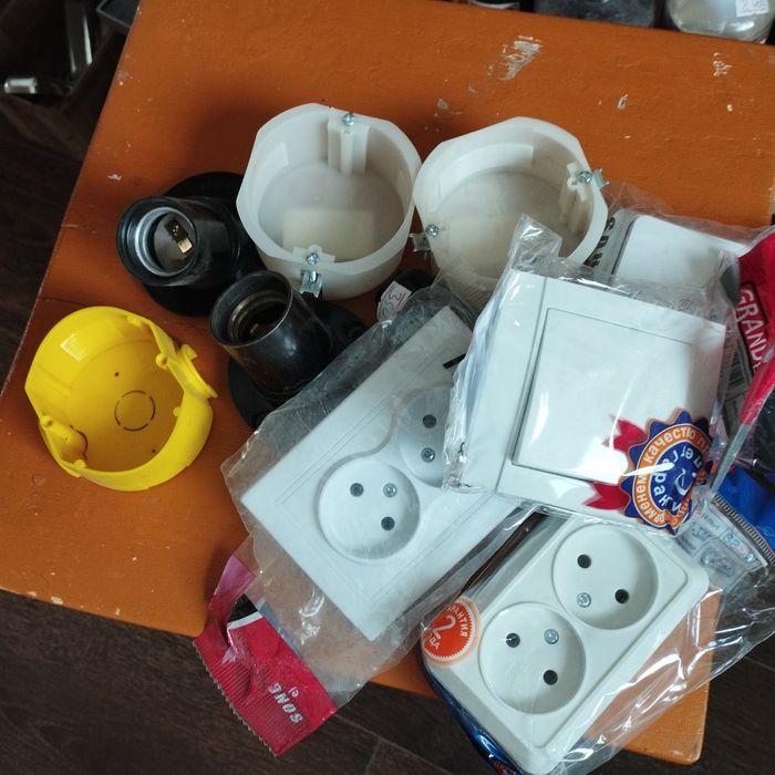 Розетки,выключатели.