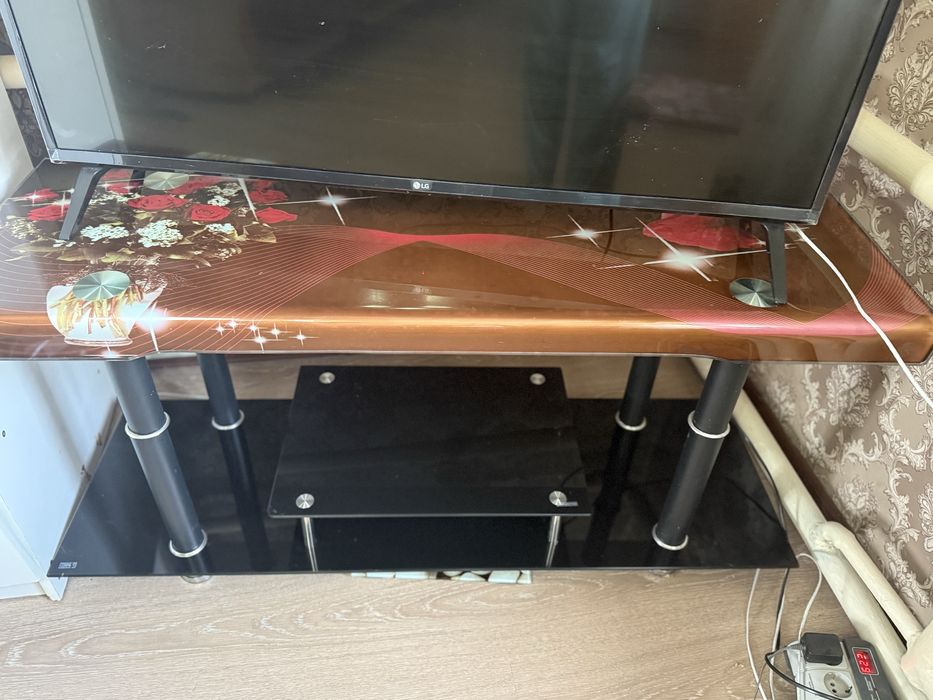 Продам стеклянную тумбочку под телевизор