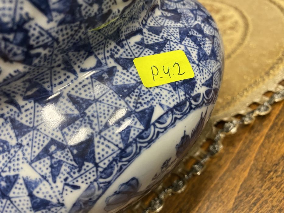 Английска порцеланова кашпа с маркировка