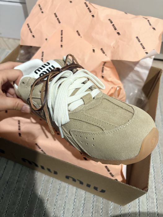 Кроссовки женские