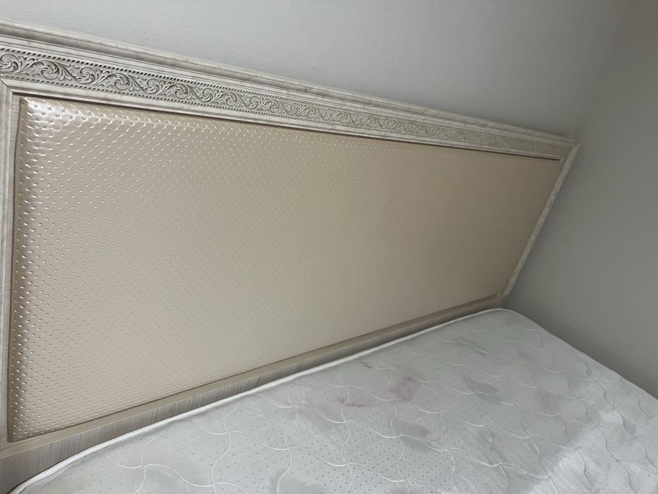 Кровать с матрасом