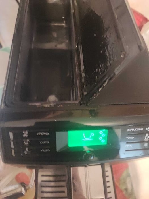 Продавам кафе машина saeco minuto. Работи с кафе на зърна и мляно